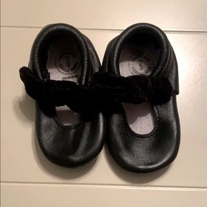 Like new ebony knotted bow moccs